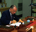 写真　執筆する池田名誉会長