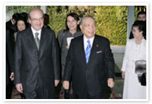 写真　イタリア大使館に到着した名誉会長をボーヴァ駐日大使が歓迎