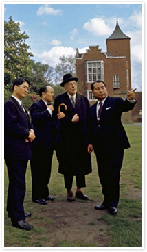 写真　対談の合間ホーランド公園を散策するトインビー博士と池田名誉会長