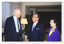 写真　４度目の会見をするポーリング博士と池田名誉会長