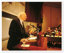 写真　池田名誉会長がクレアモント・マッケナ大学で行った講演に対し 講評を述べるポーリング博士