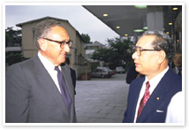 写真　７度目の会見の際、キッシンジャー氏を歓迎する池田名誉会長