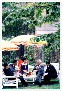 写真　リンゴの白い花が光る屋外での初会見の様子