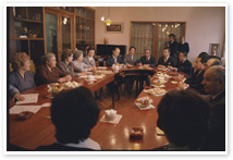 写真　初会見の席上（左から3人目がテレシコワ氏、右から3人目が名誉会長）（1975年5月26日、モスクワ）