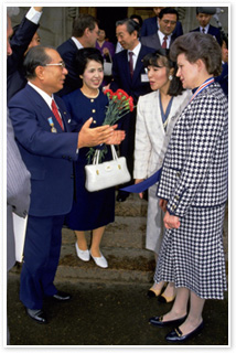 写真　池田名誉会長夫妻を見送るテレシコワ氏（1987年5月26日、モスクワ）